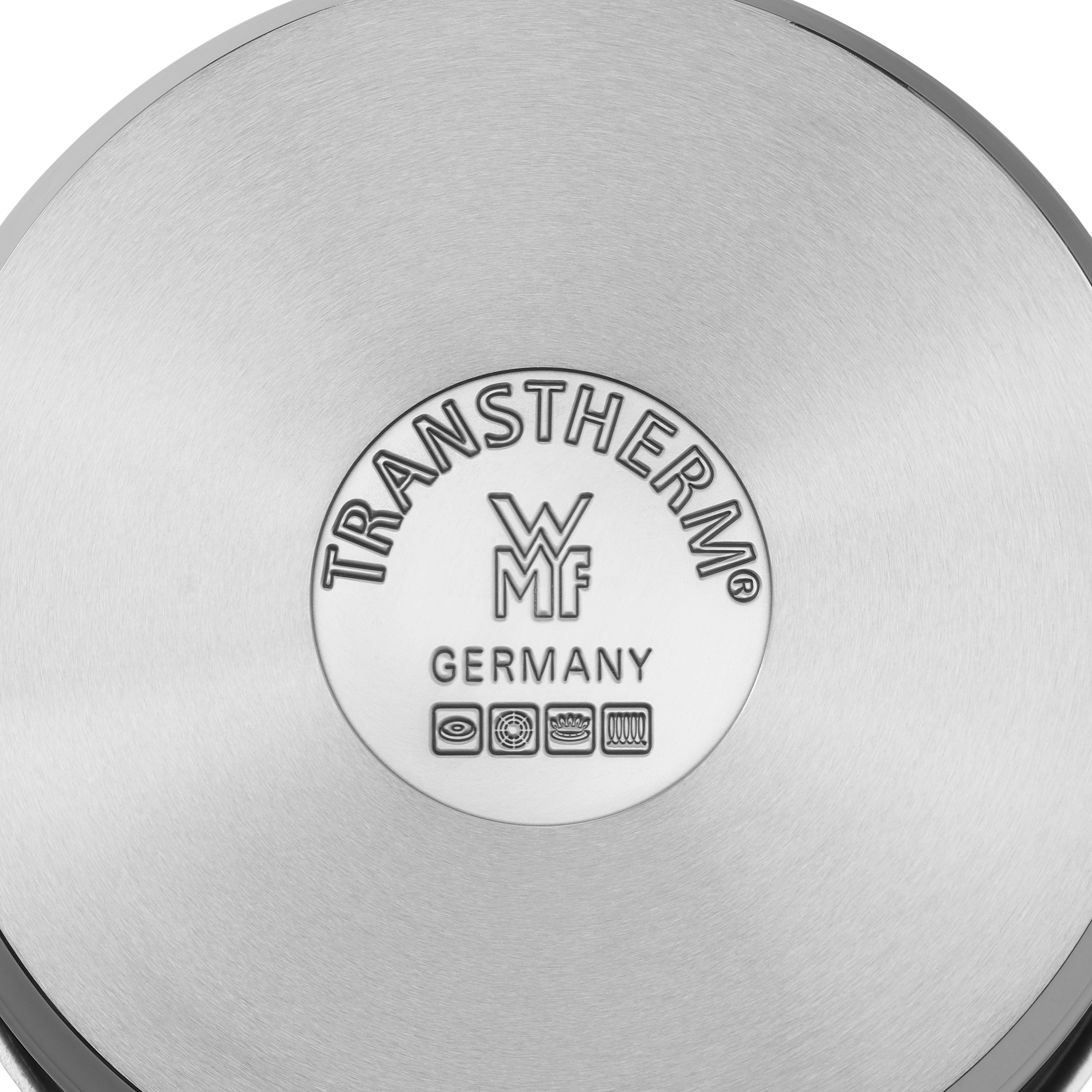 Der Boden einer Edelstahlpfanne. Der Markenname ist TransTherm, Made in Germany.
