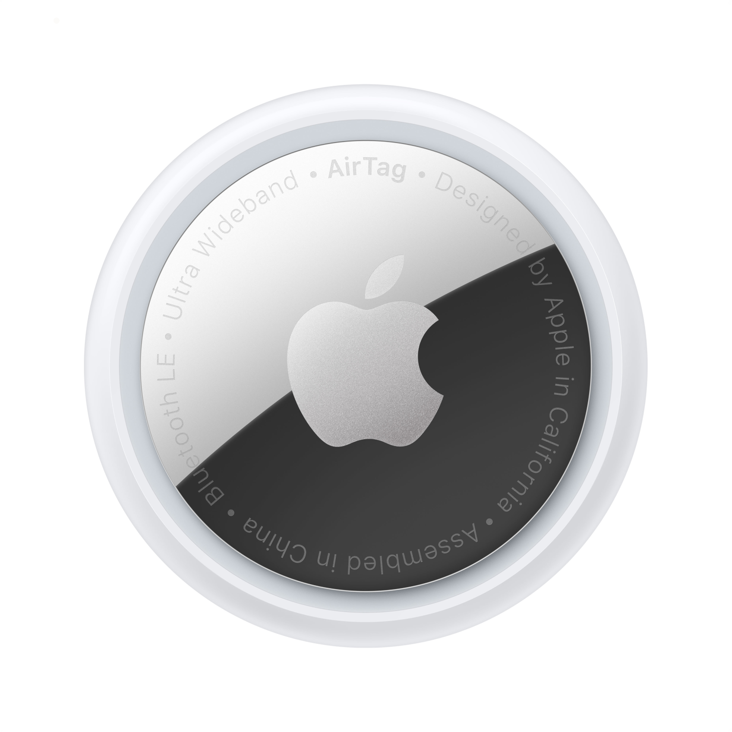 Witte Apple AirTag. Het is een kleine, ronde tracker met het Apple-logo aan de voorkant en details rond de rand.