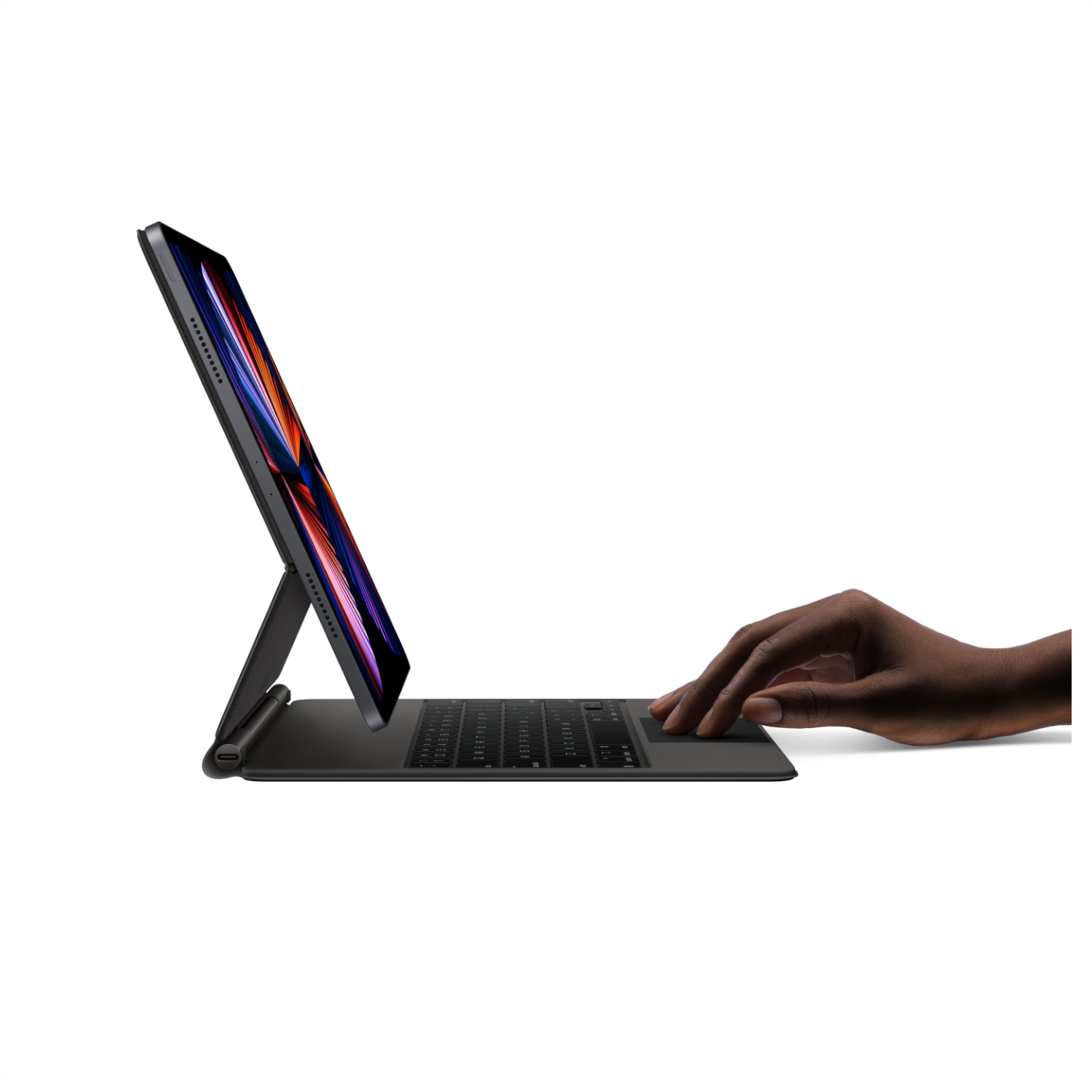 Een tablet op een toetsenbordhoes. Een hand raakt het trackpad aan. Het scherm toont een kleurrijk beeld.