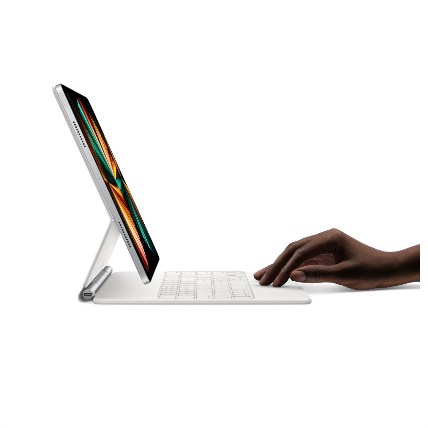 Un iPad est soutenu par un clavier intelligent. La main d'une personne est sur le clavier.