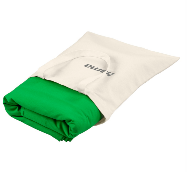 Ein grünes Stofftuch, gefaltet in einer weißen Tasche mit der Aufschrift 'hama'.