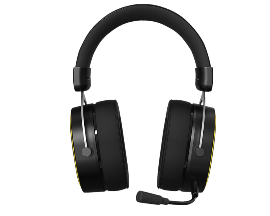 Auriculares gaming negros y amarillos con micrófono, sobre un fondo blanco.