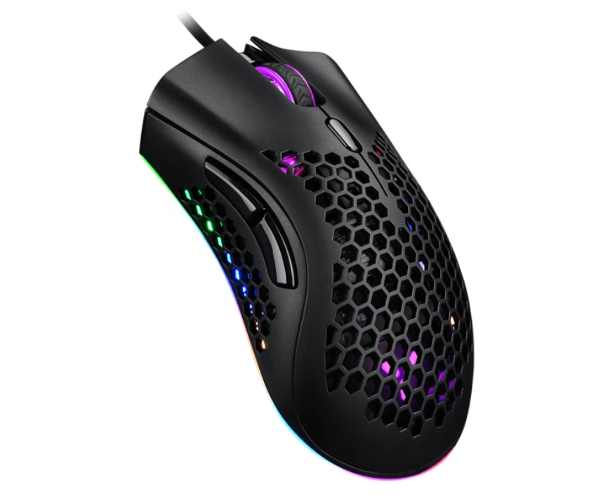 Un ratón gaming negro con diseño de panal. Tiene luces de colores y un cable.