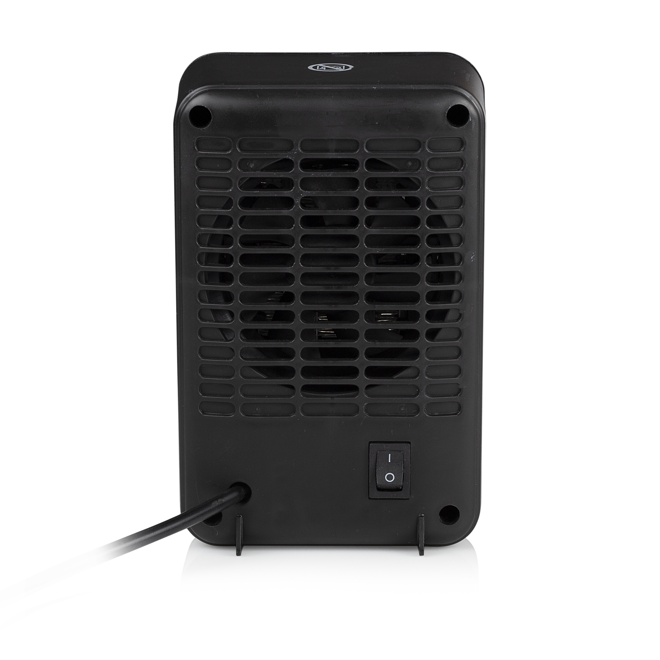 Een zwarte elektrische kachel van achteren. Toont de ventilatieopeningen, een schakelaar en het netsnoer.