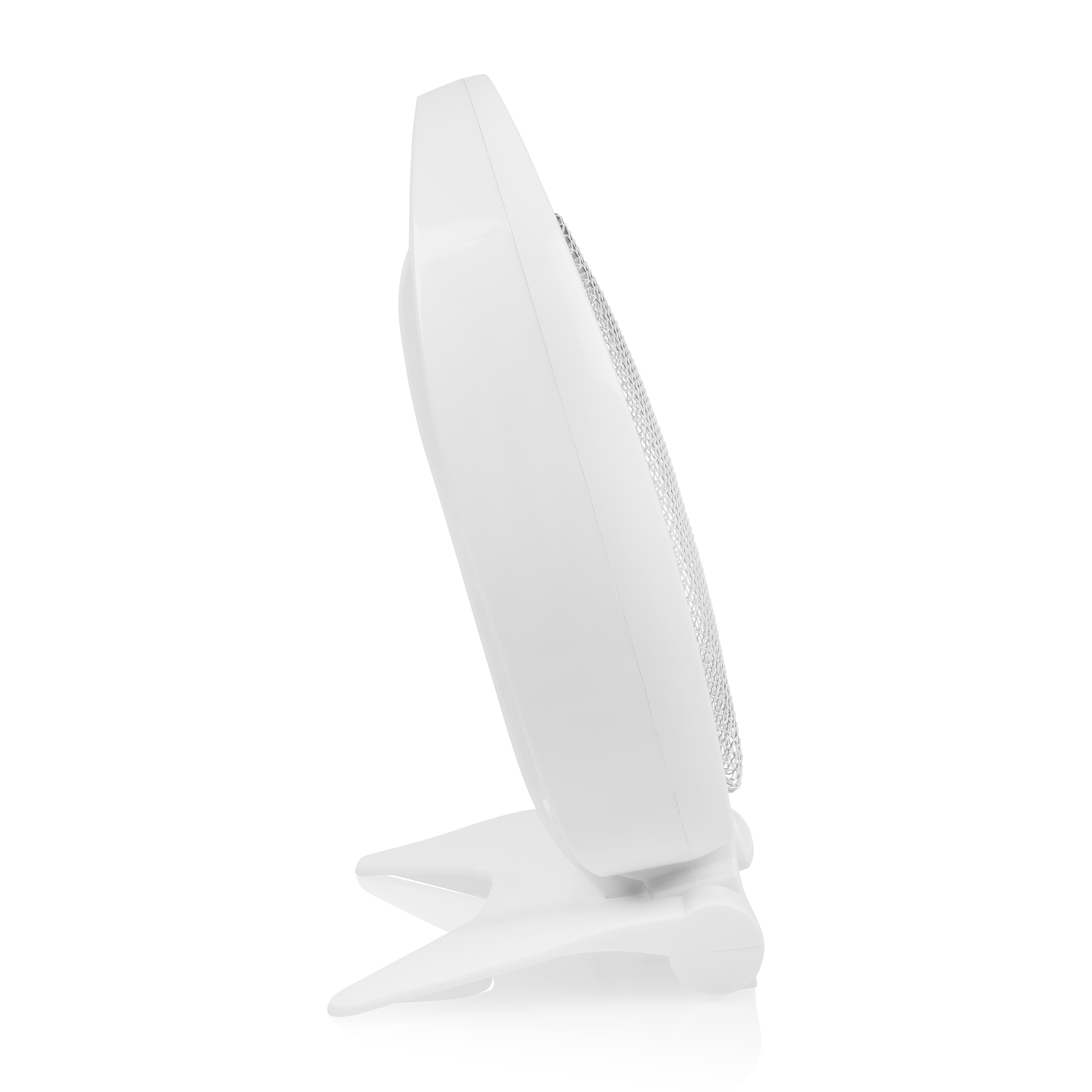 Witte, modern uitziende ventilator op een standaard, zijaanzicht op een witte achtergrond.