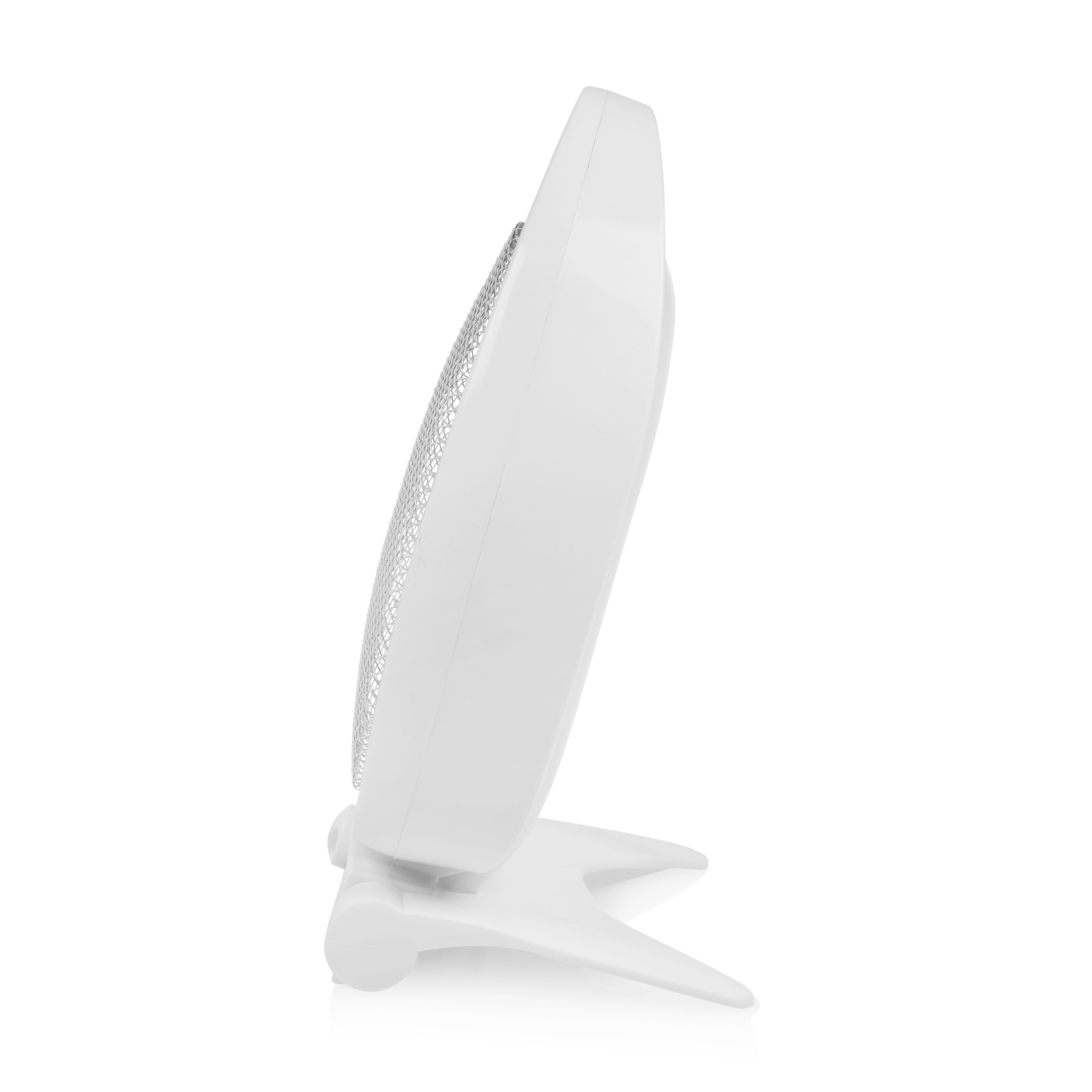 Een witte ventilator is naar links gekanteld tegen een witte achtergrond.