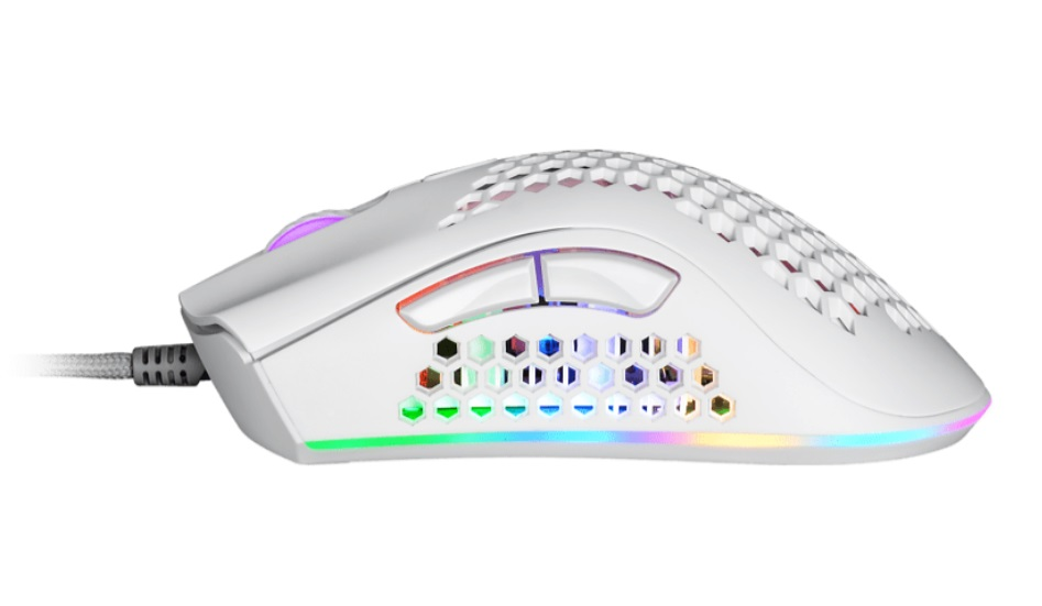 Ratón gaming blanco con diseño de panal, iluminación RGB y cable conectado.