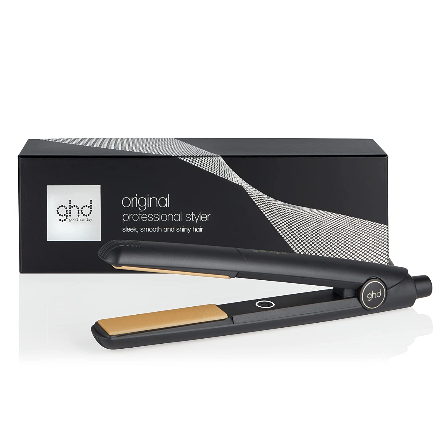 Una plancha de pelo profesional GHD negra con placa dorada, y una caja negra detrás.