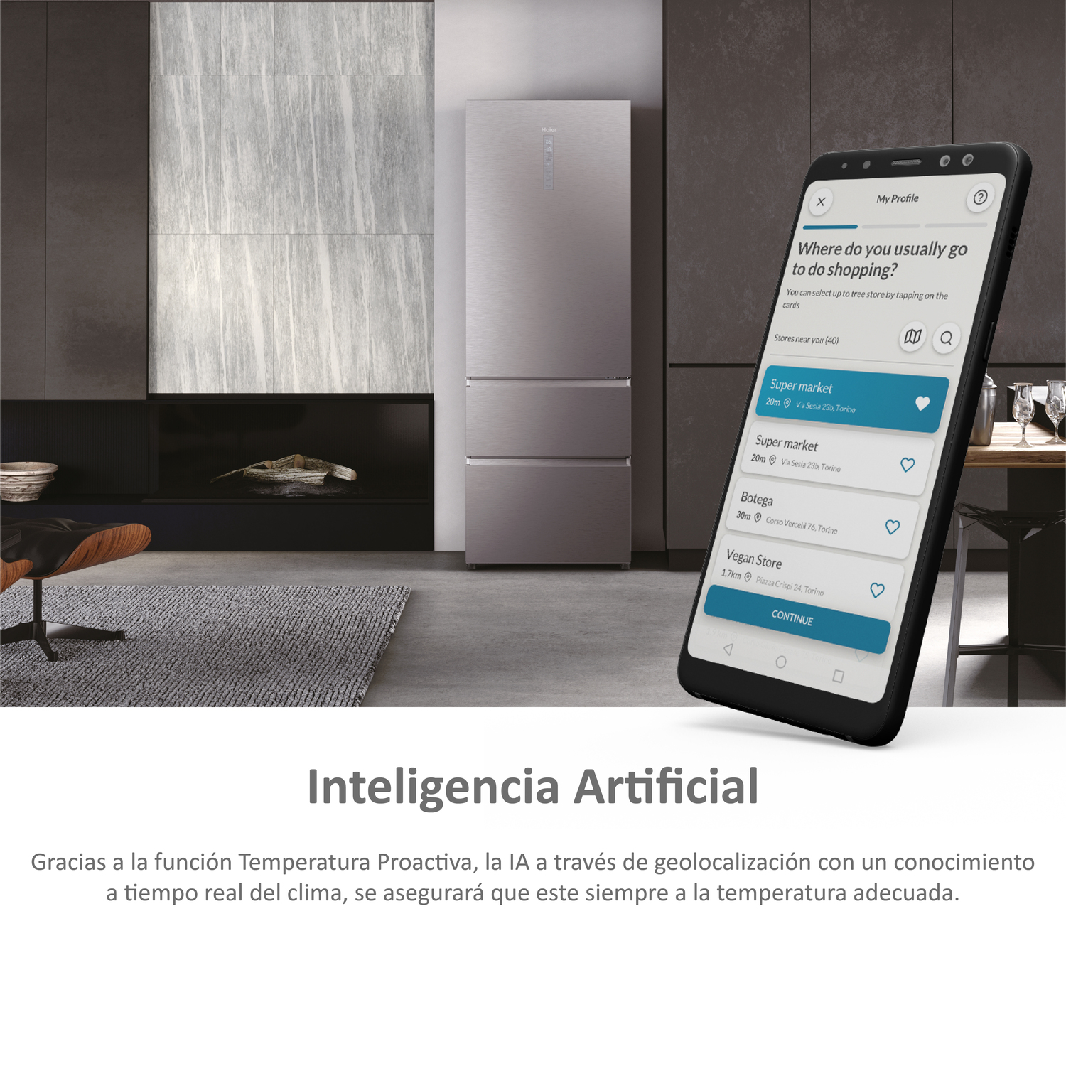 Un refrigerador junto a un teléfono inteligente con una aplicación de compras abierta, en un hogar moderno.