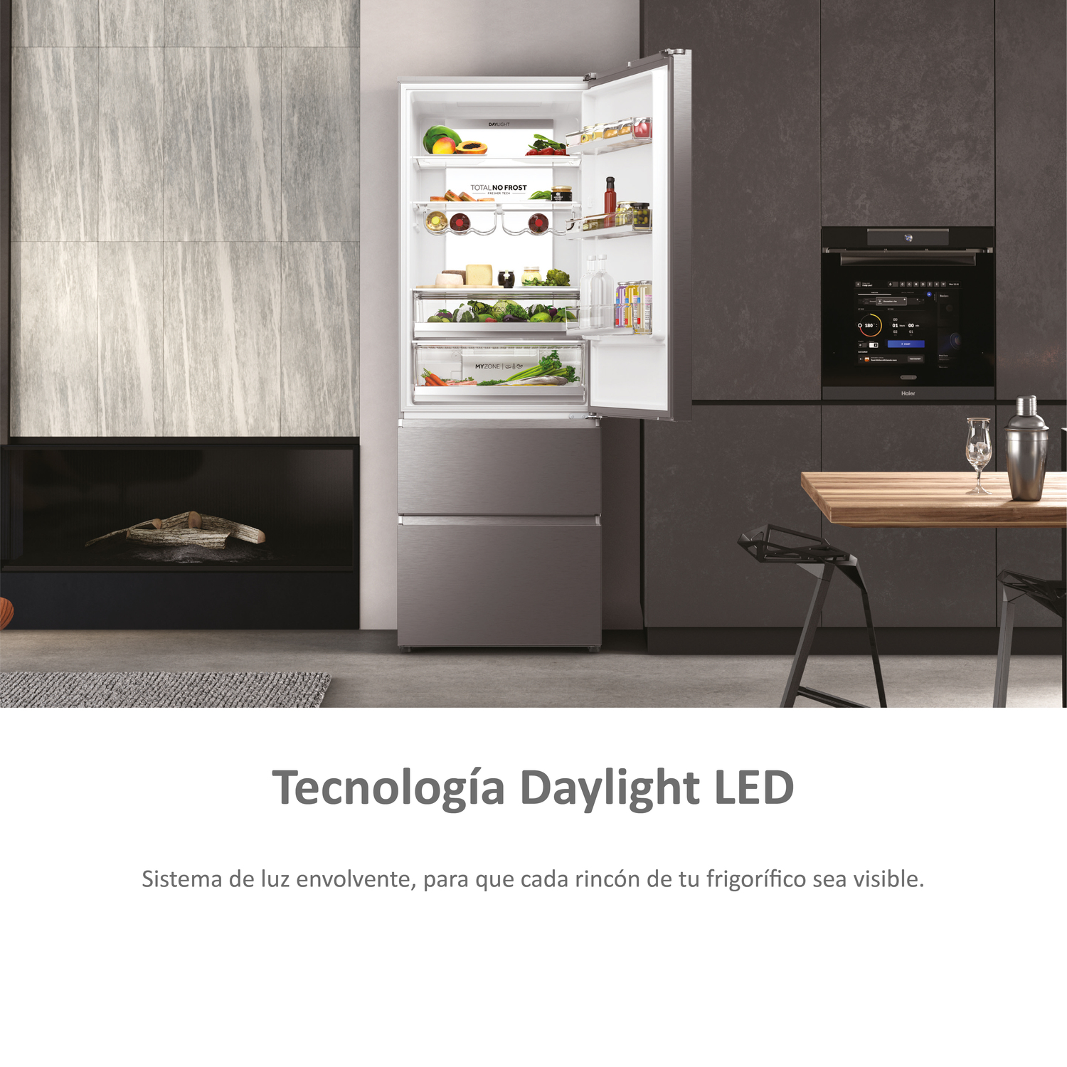 Refrigerador con puerta abierta mostrando alimentos. Dos cajones están abiertos. Texto: 'Tecnología Daylight LED'.