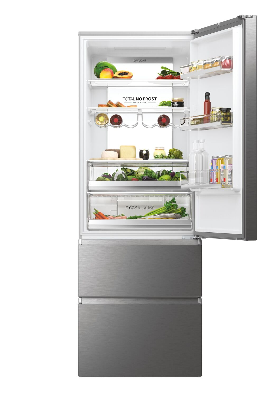 Refrigerador abierto con estantes llenos de comida, incluyendo frutas, verduras y condimentos.