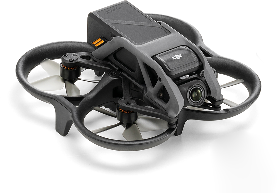 Een grijze en zwarte drone met propellers, een camera en een batterijpakket tegen een witte achtergrond.