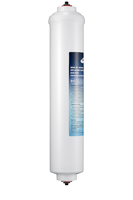 Un filtro de agua blanco con una etiqueta azul. Tiene forma cilíndrica.