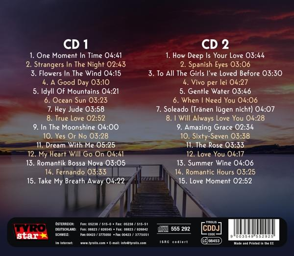 Rückseite einer CD-Hülle mit Titellisten für zwei CDs, ein Holzsteg im Hintergrund.