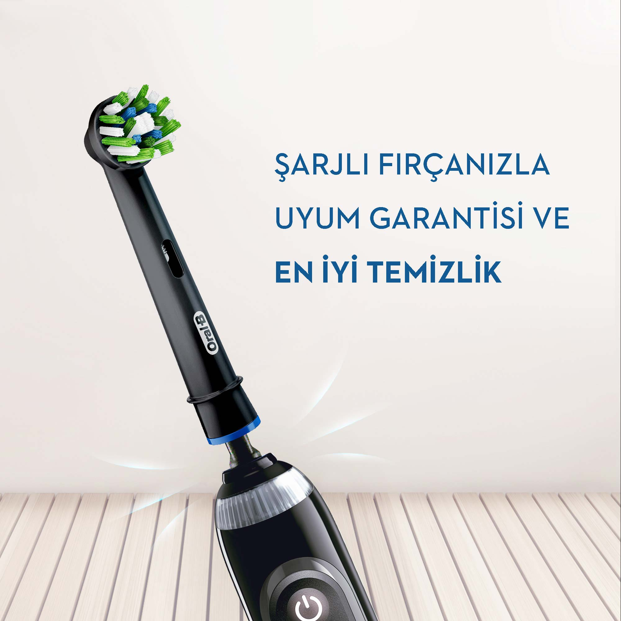 Yeşil ve beyaz kıllı siyah elektrikli diş fırçası. Metin: Şarj edilebilir fırçanızla uyumluluk garantisi ve en iyi temizlik.