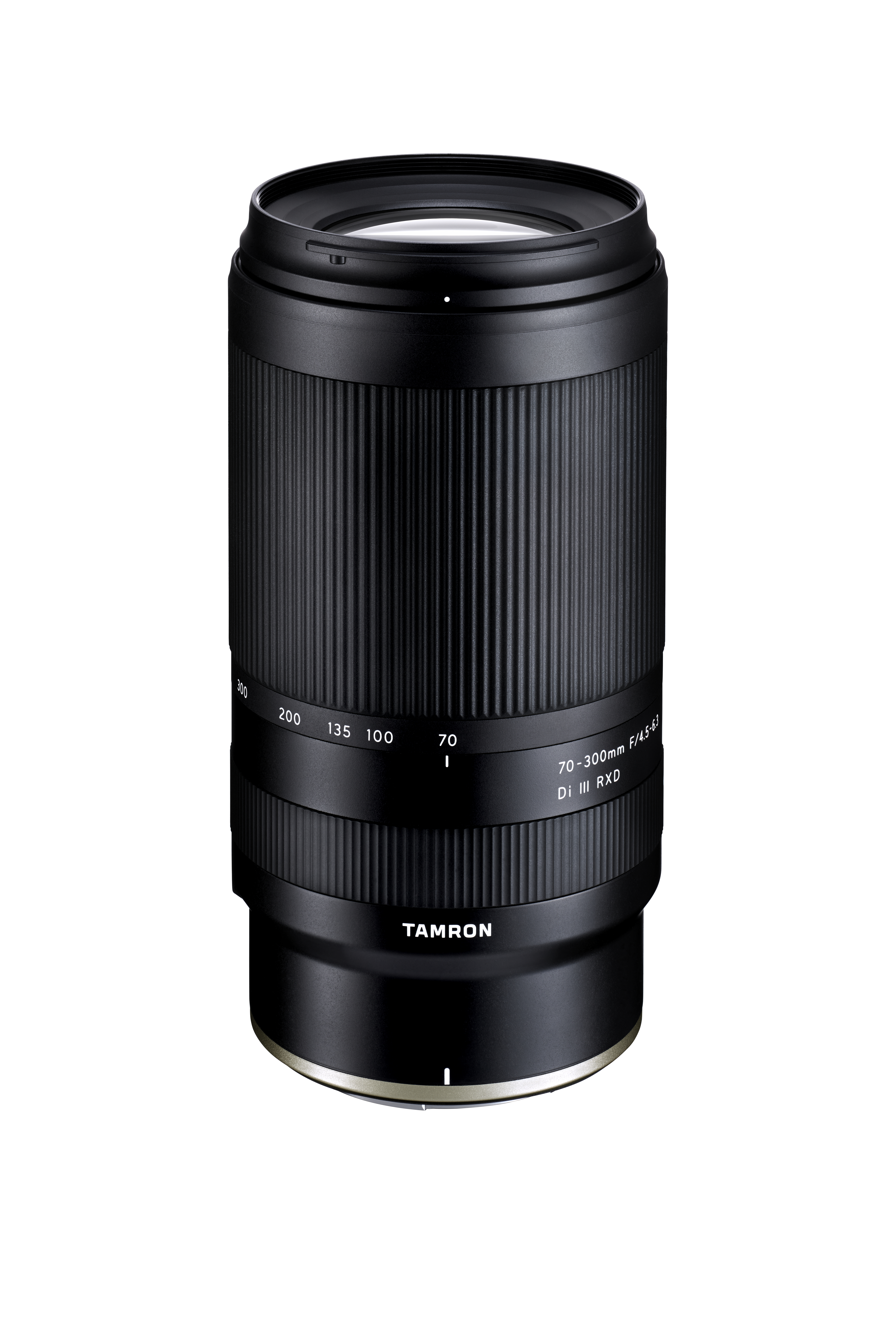 Ein schwarzes Tamron 70-300mm-Objektiv mit Markierungen und einem Drehregler auf weißem Hintergrund.