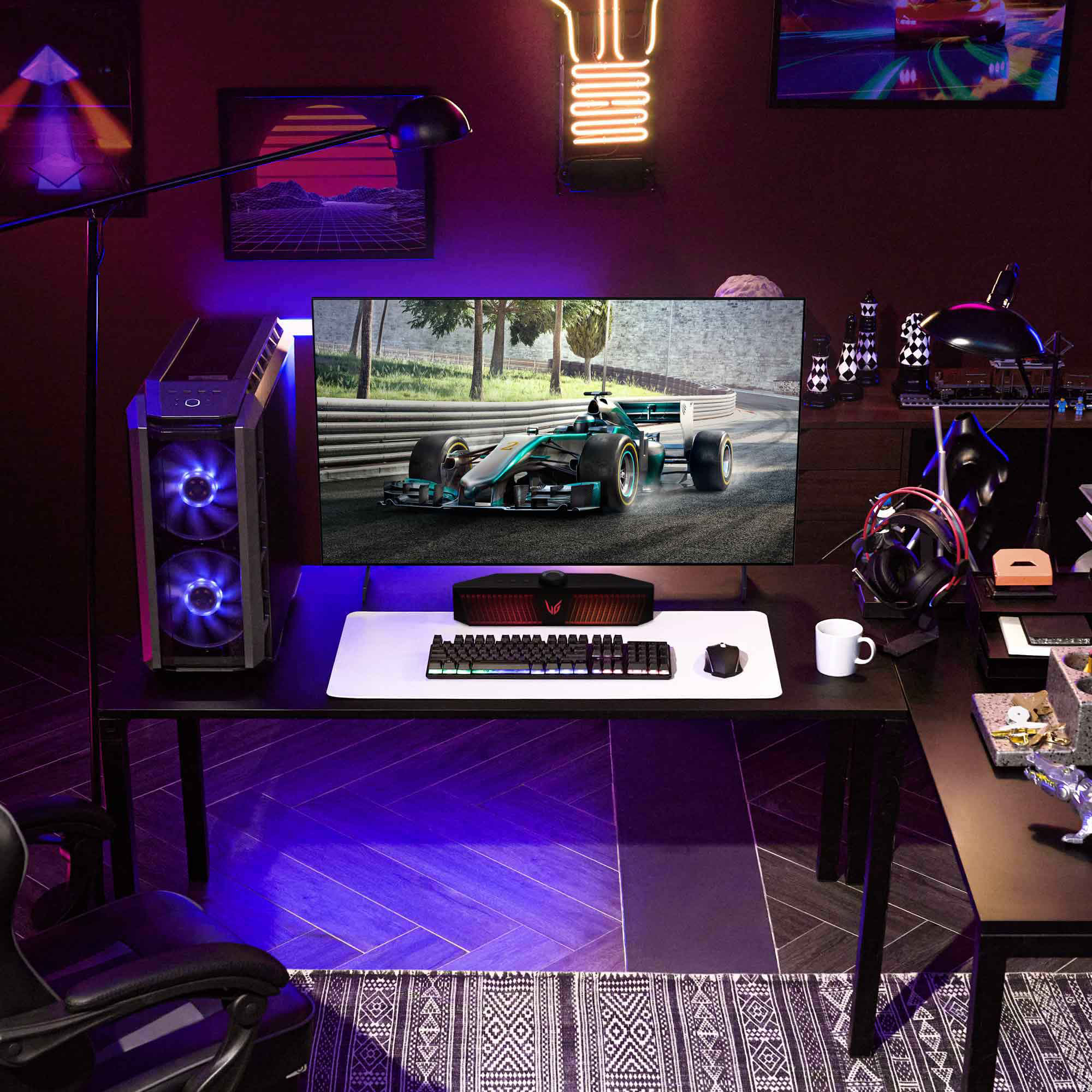 Una configuración de juego con computadora, monitor, teclado, ratón y auriculares. Luces moradas y azules iluminan el espacio.