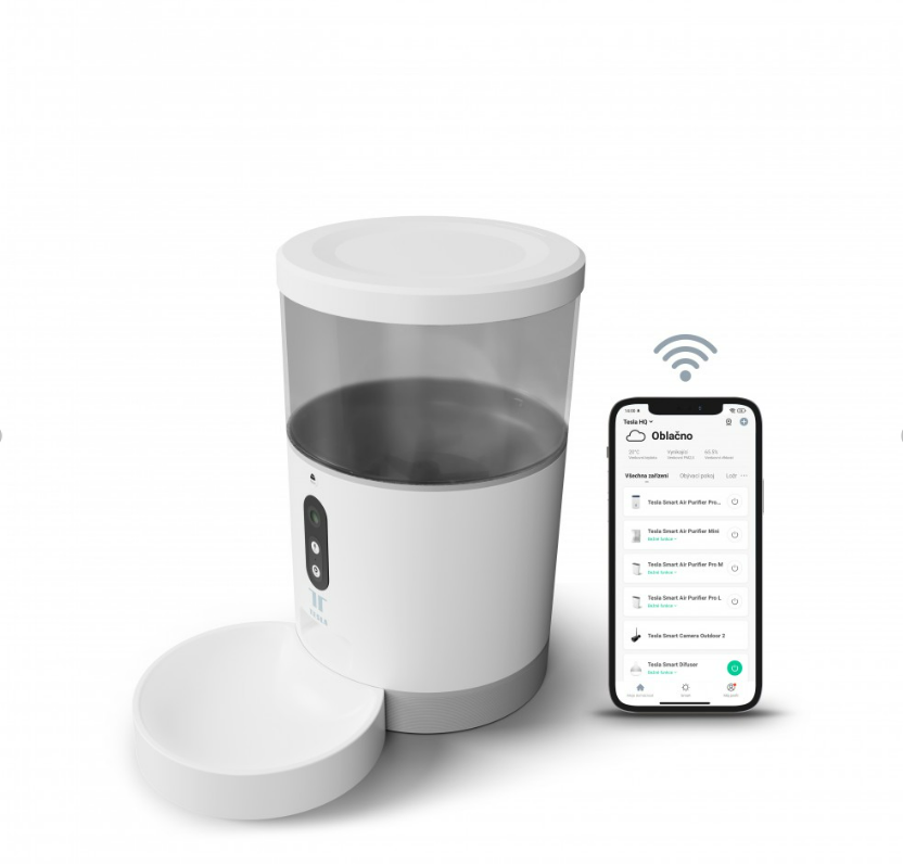 Fehér állateledel adagoló és egy okostelefon, amely az alkalmazás vezérlőit mutatja, Wi-Fi szimbólummal.
