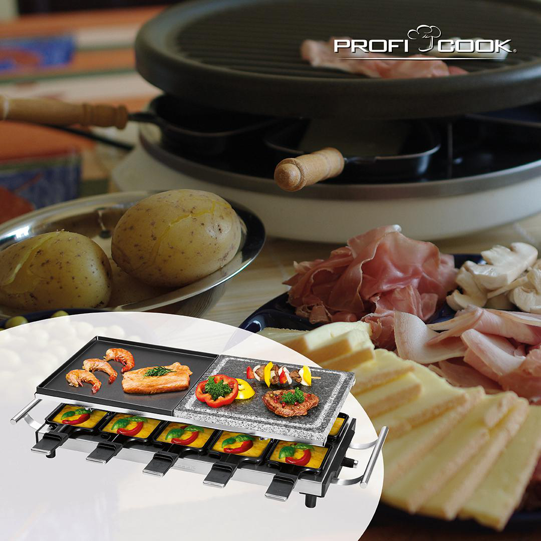 Ein Raclette-Grill mit verschiedenen Lebensmitteln: Kartoffeln, Fleisch und Gemüse, zum Kochen bereit.