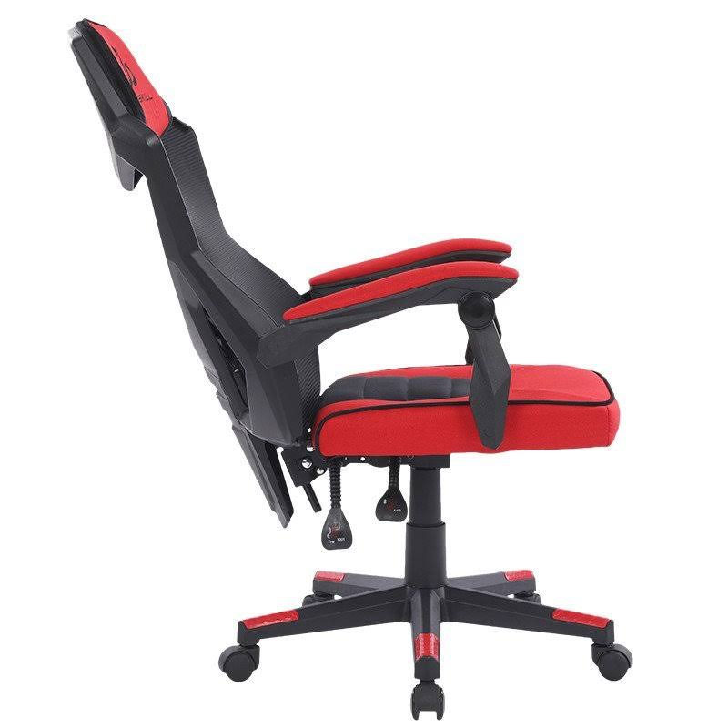 Silla gaming roja y negra desde una vista lateral. Tiene reposacabezas, reposabrazos y base con ruedas.