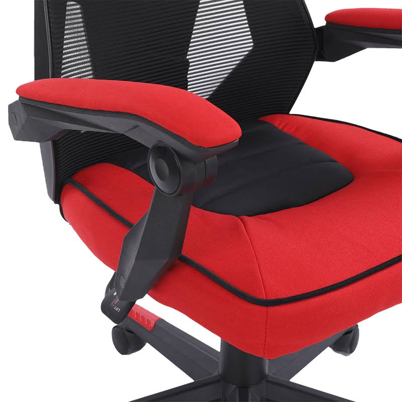 Silla de juego roja y negra, primer plano, mostrando reposabrazos, asiento y respaldo de malla negra.