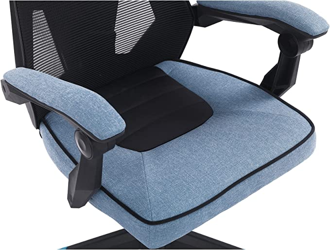 Primer plano de una silla de juego ergonómica azul y negra. La silla tiene respaldo de malla y reposabrazos.