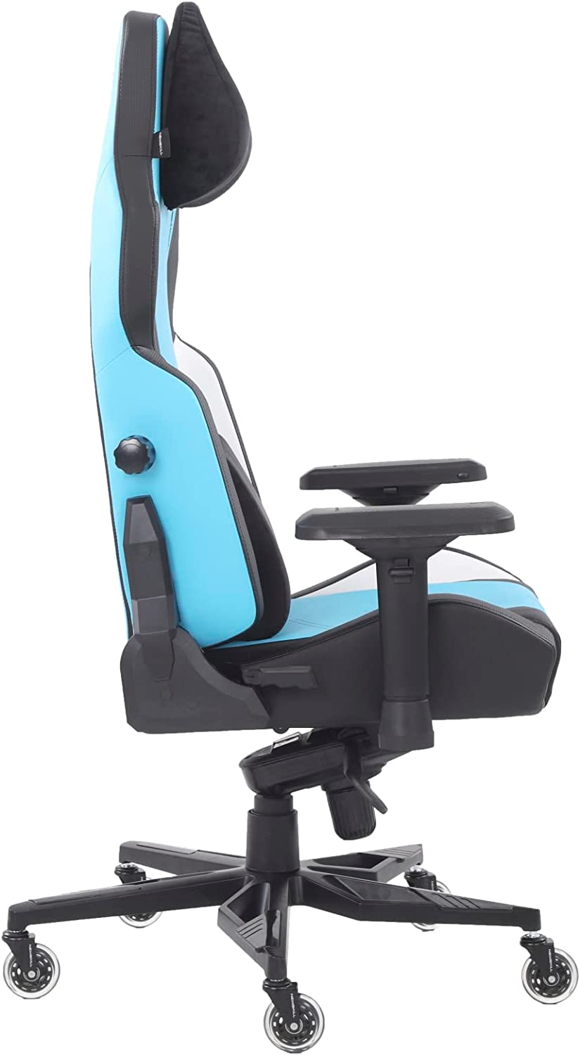 Vista lateral de una silla gaming azul y negra con reposacabezas, reposabrazos y ruedas.