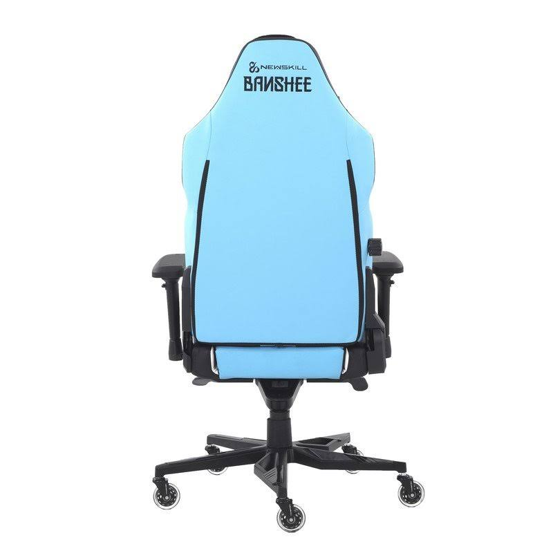 Silla gaming azul claro. El texto en la parte trasera dice 'NEWSKILL' y 'BANSHEE'.