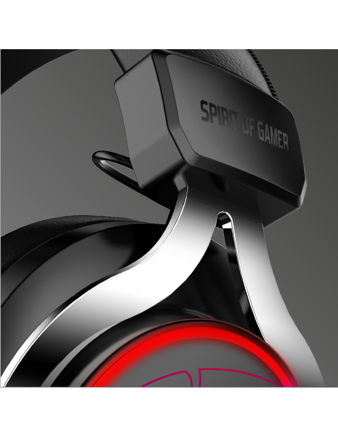 Egy fekete-ezüst gamer headset közelképe. A „SPIRIT OF GAMER” felirat látható.