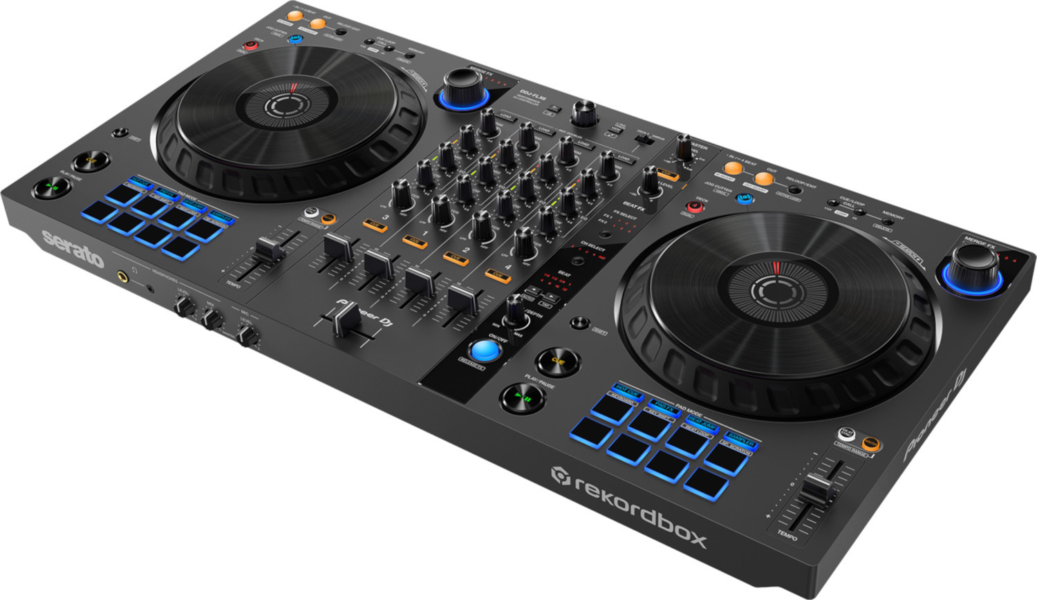 Contrôleur DJ, noir avec des accents bleus. Boutons, curseurs et jog wheels sont visibles.