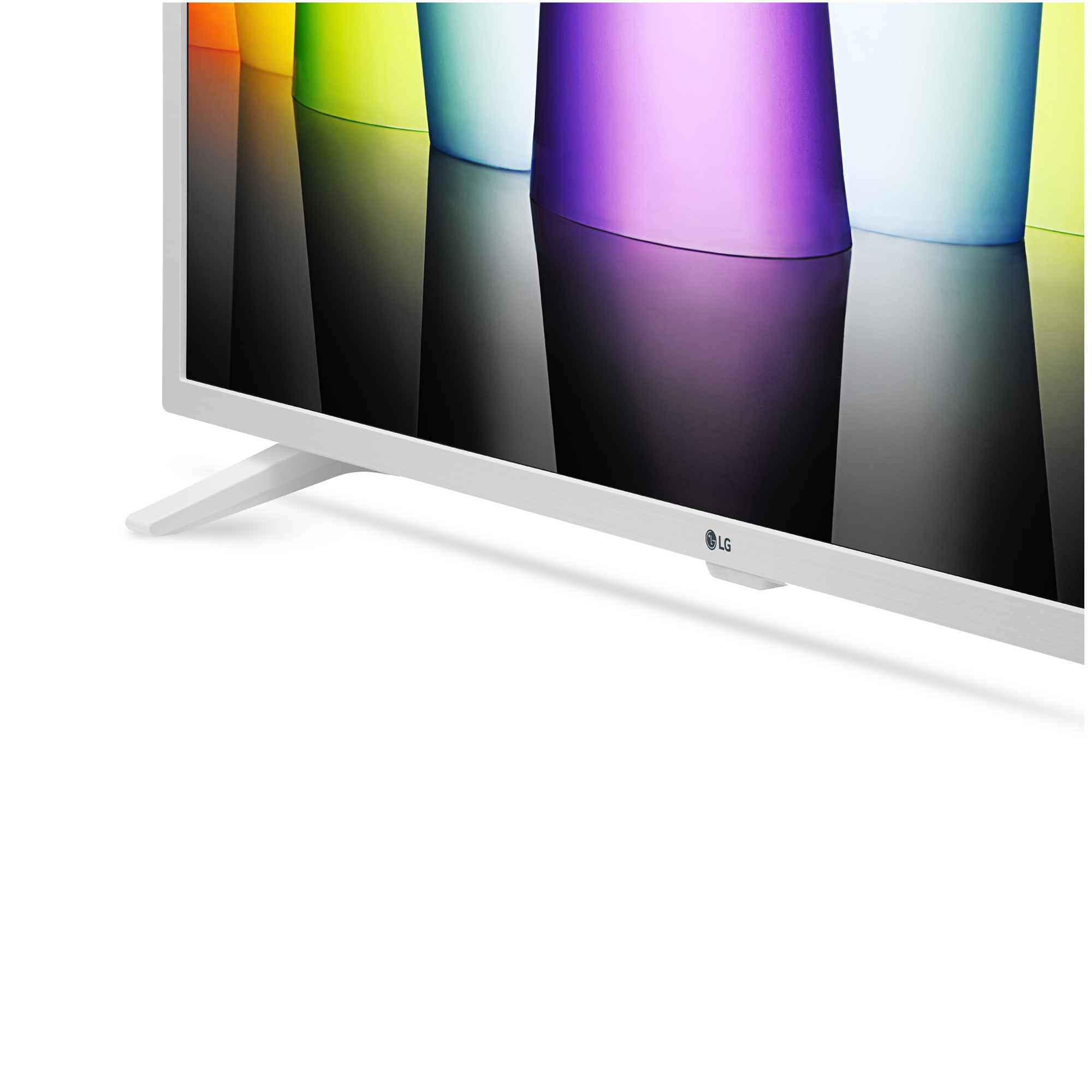 Un televisor blanco con patas blancas. La pantalla está apagada y el fondo es blanco.