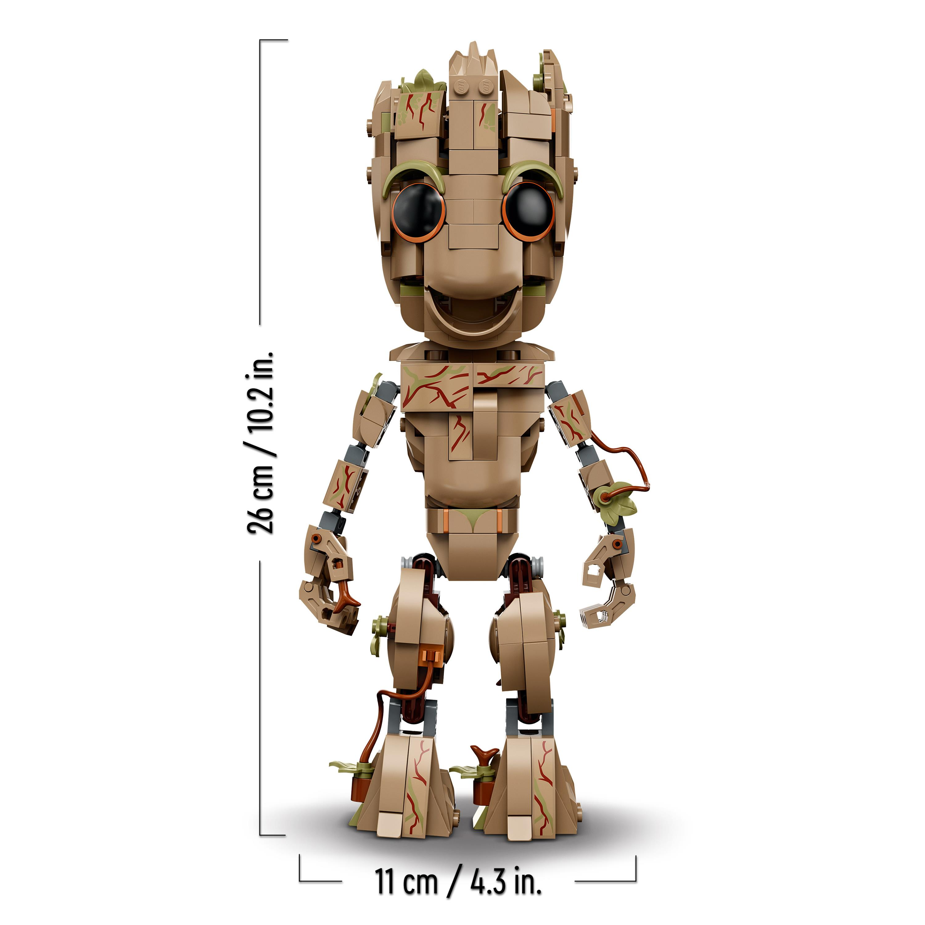 Braune Lego Groot Figur mit ausgestreckten Armen und Beinen, lächelndes Gesicht. Text: 26 cm.