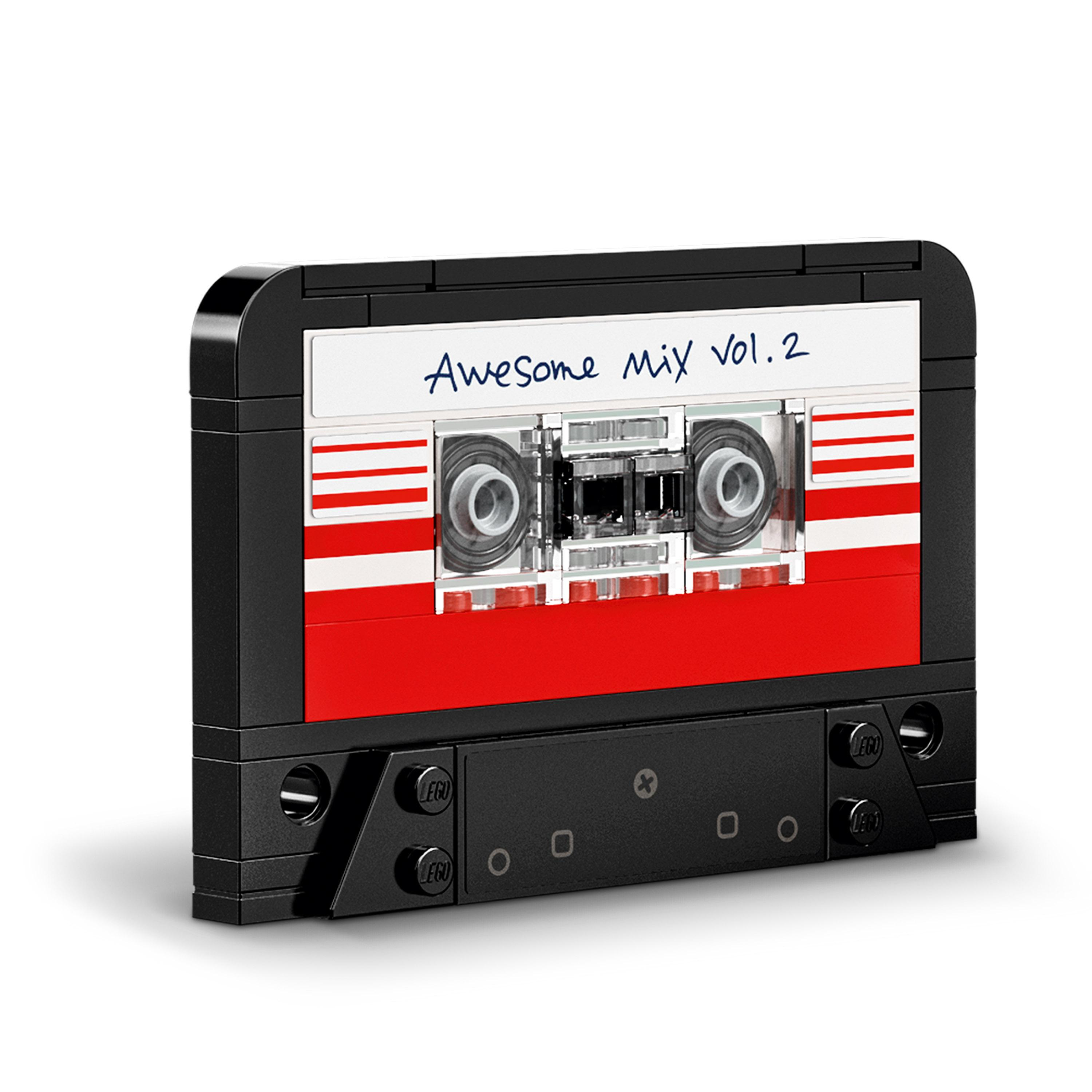 Lego-Kassettenband-Modell mit rot-weißen Streifen und 'Awesome Mix vol.2'.
