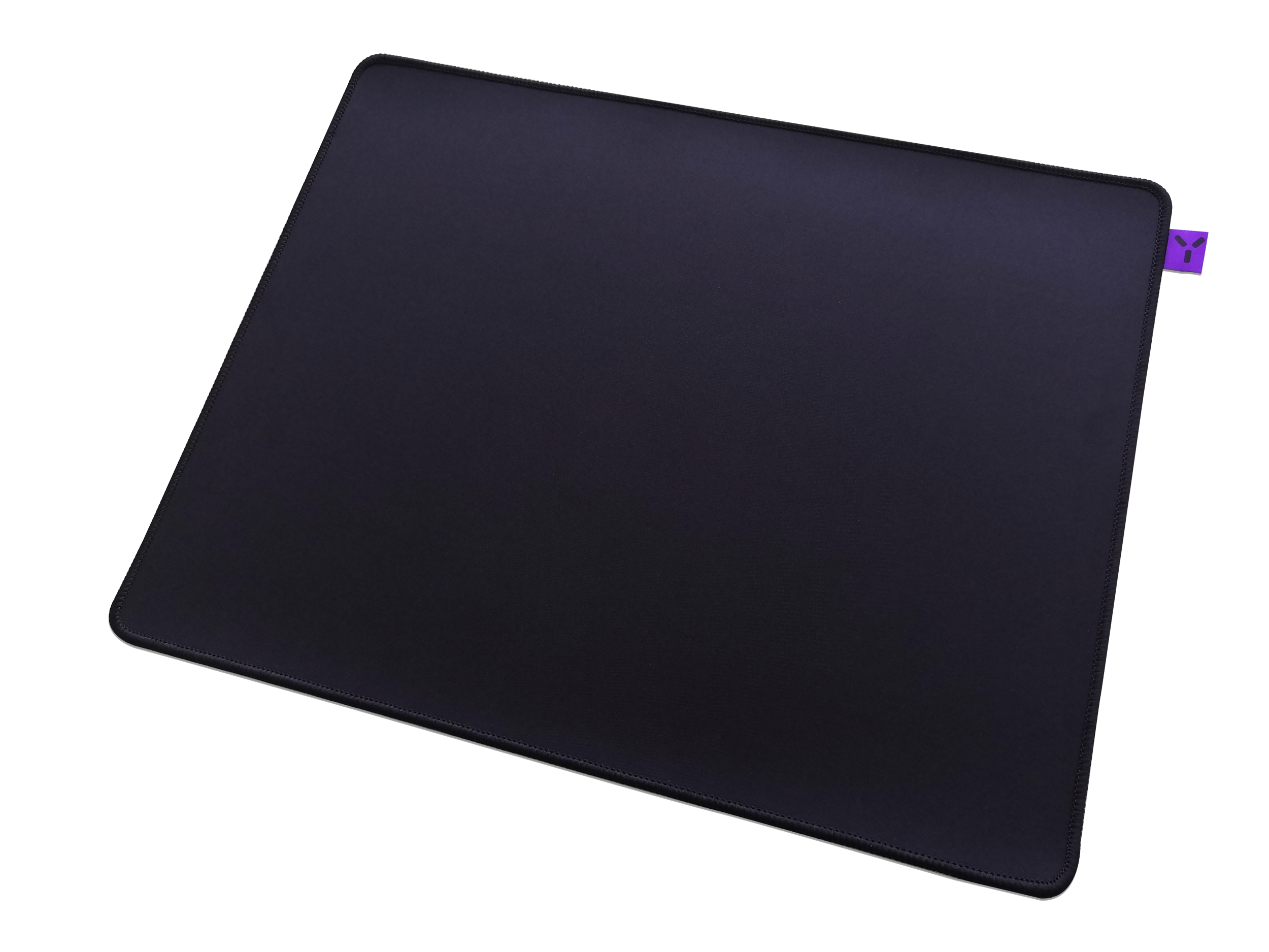 Tapis de souris noir avec une étiquette violette dans le coin supérieur droit.