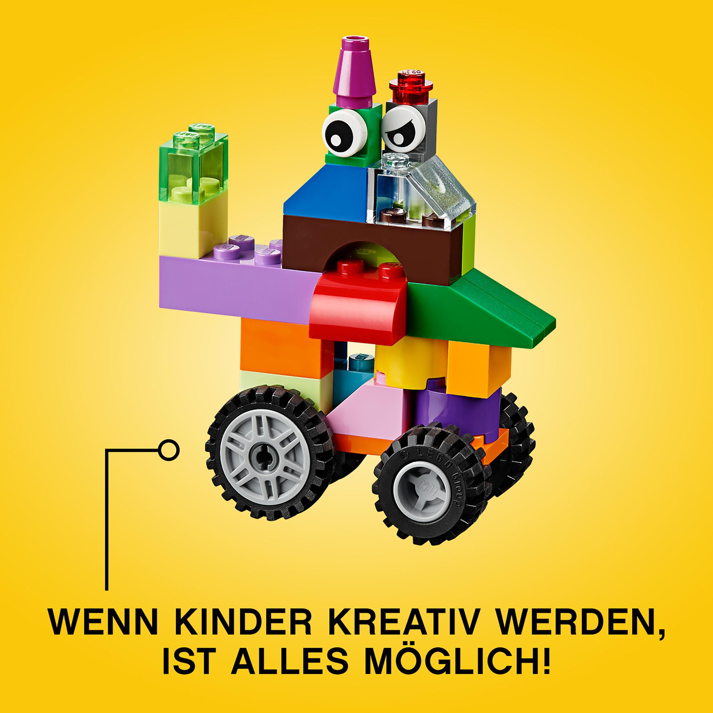 Bunte Lego-Kreation auf gelbem Hintergrund mit Text.