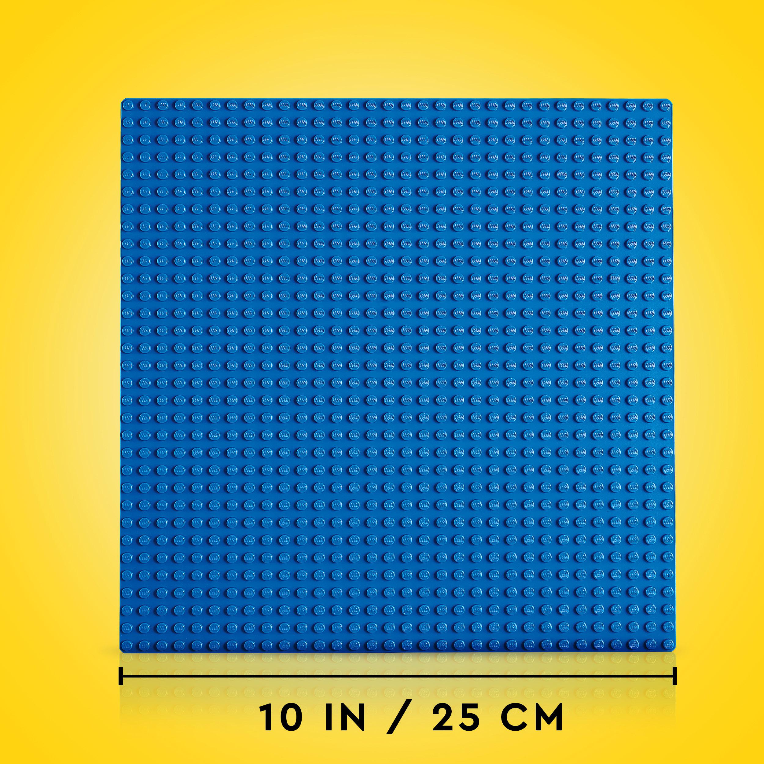 Eine blaue Lego-Grundplatte, mit Noppen, und eine schwarze Linie mit dem Text '10 IN / 25 CM'.