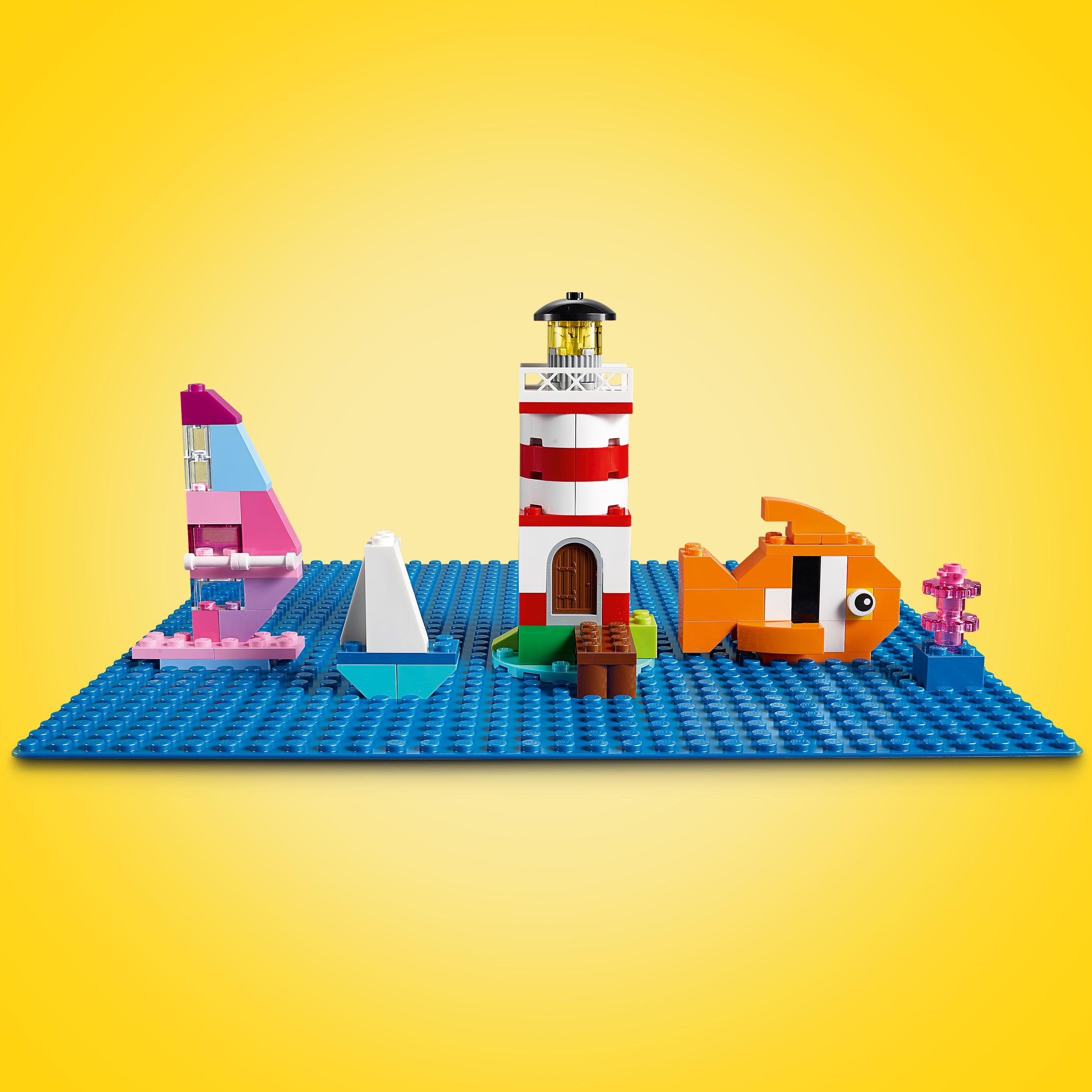 Lego-Set mit Boot, Leuchtturm, Fisch und anderen Konstrukten.