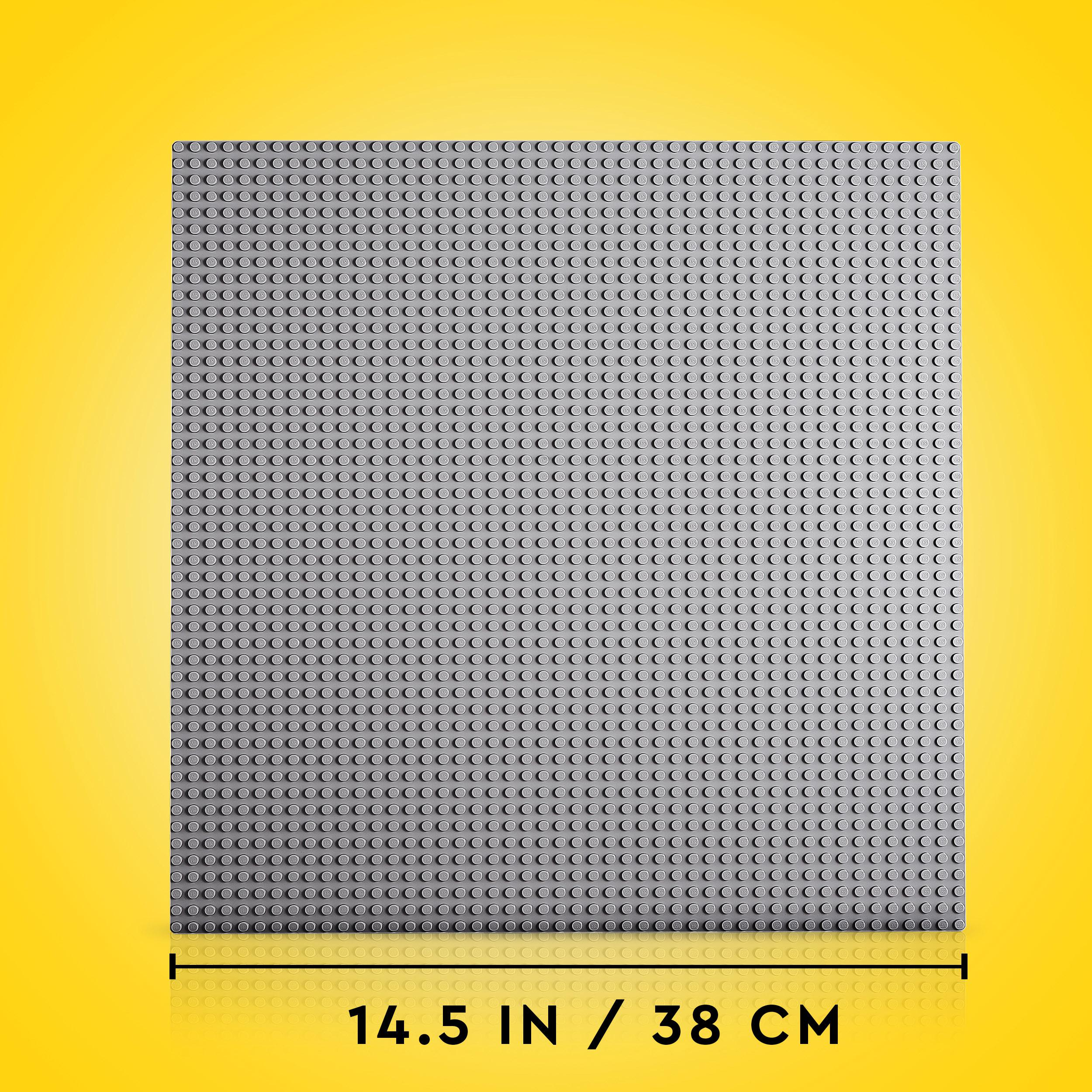 Graue Lego-Grundplatte mit Maßangaben auf gelbem Hintergrund.
