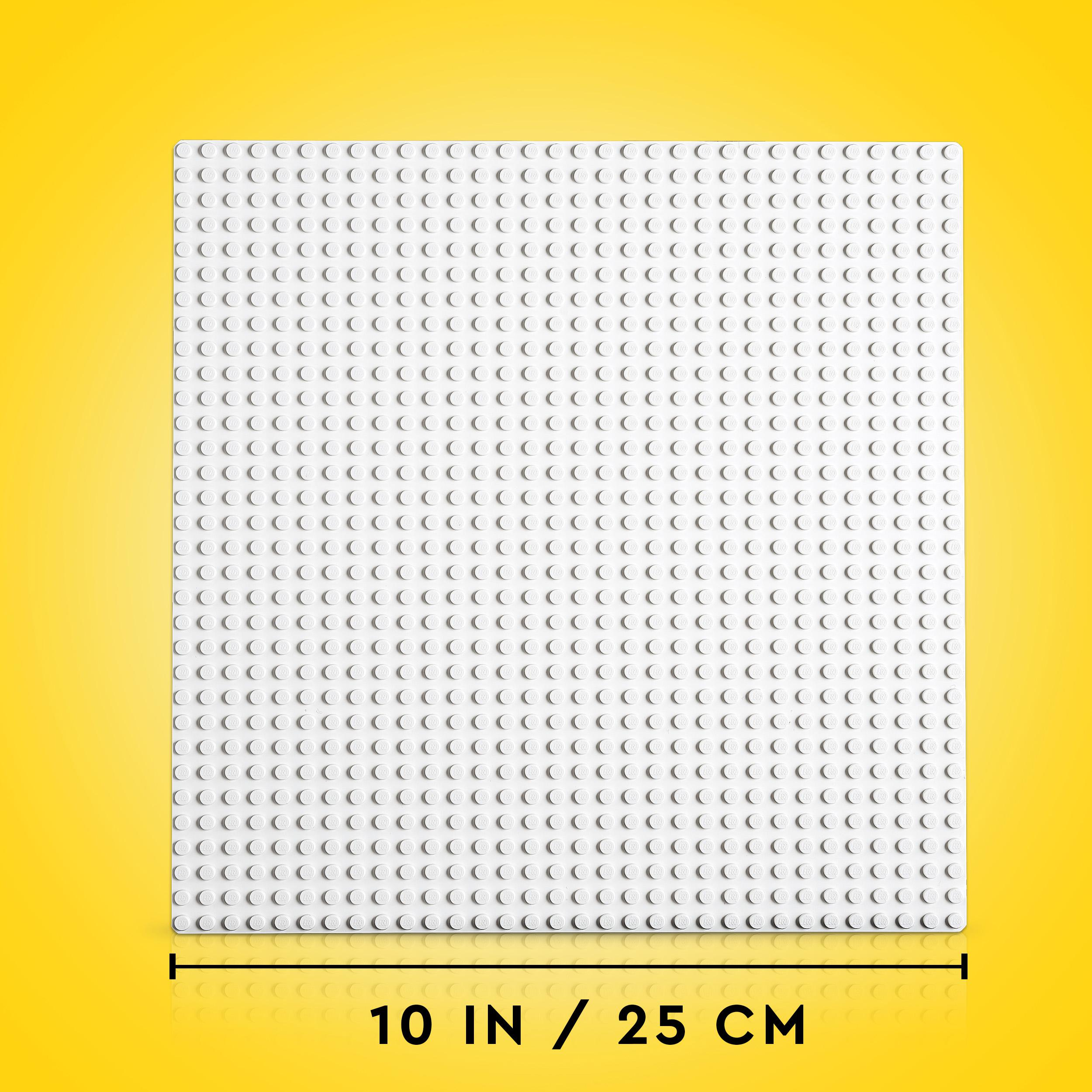Weiße Lego-Grundplatte mit vielen kleinen Noppen, mit einem Maß von 10 Zoll oder 25 cm.