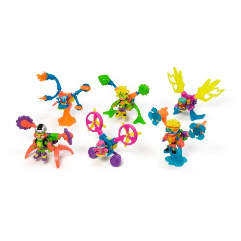 Surtido de figuras de juguete coloridas, cada una en poses únicas, sobre una superficie blanca.