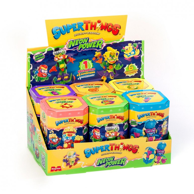 Exhibición de juguetes SuperThings. Cajas de varios colores, con figuras y logotipos.