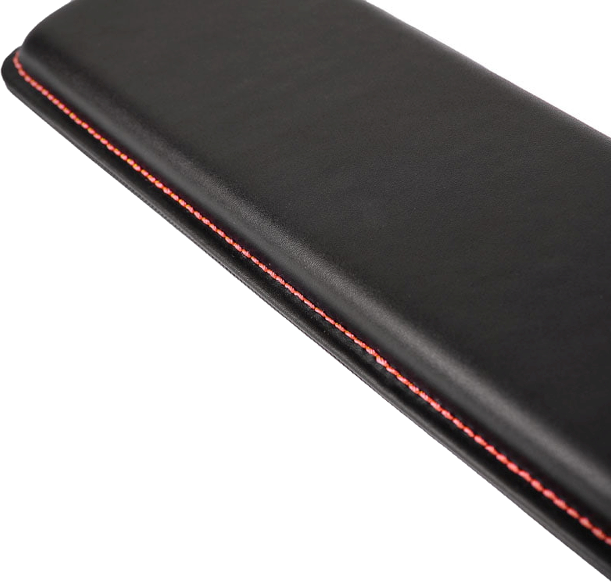 Bracciale nero con cucitura rossa, primo piano.