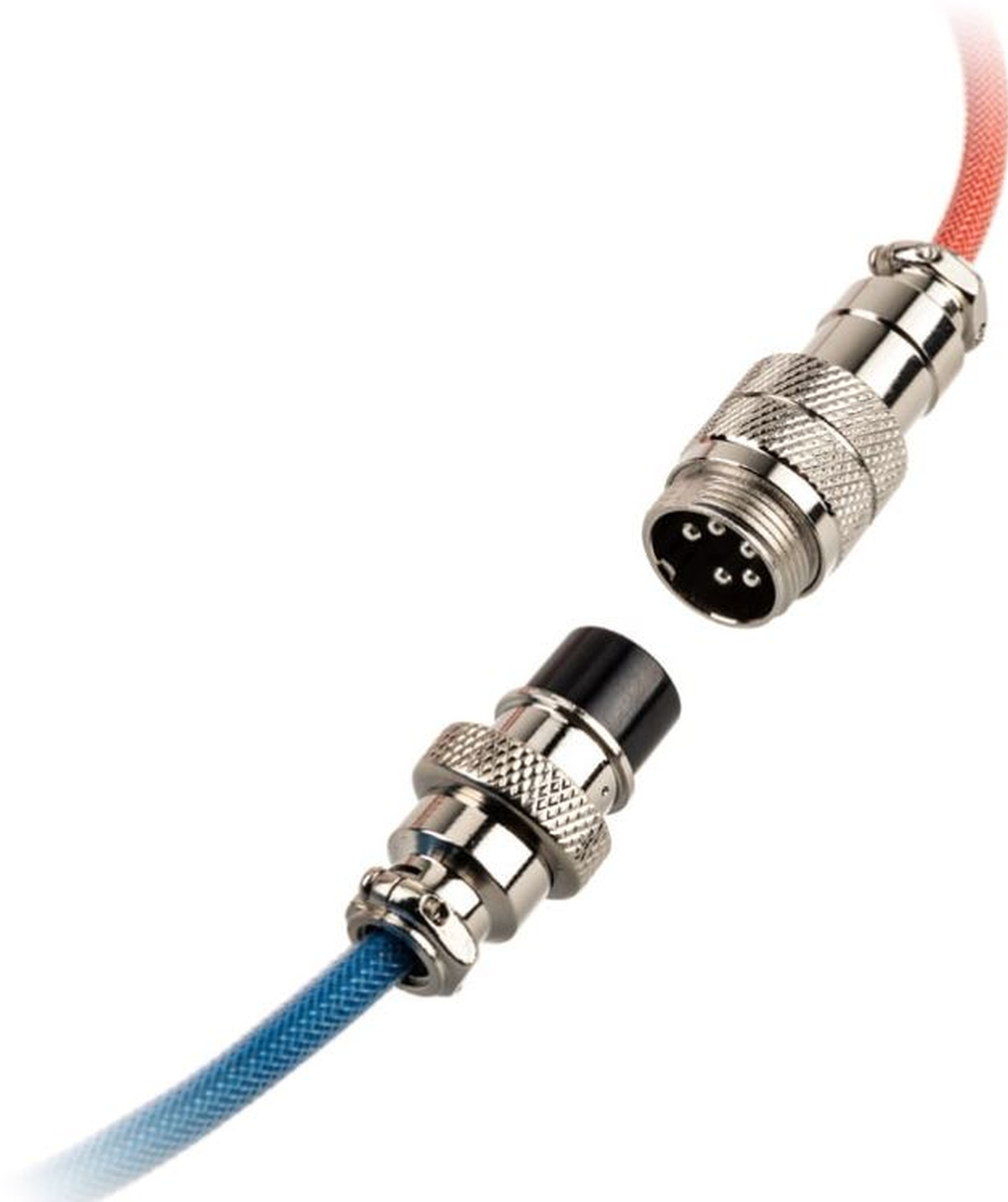 Zwei silberne Stecker, einer an einem blauen Kabel und einer an einem roten Kabel befestigt. Weißer Hintergrund.