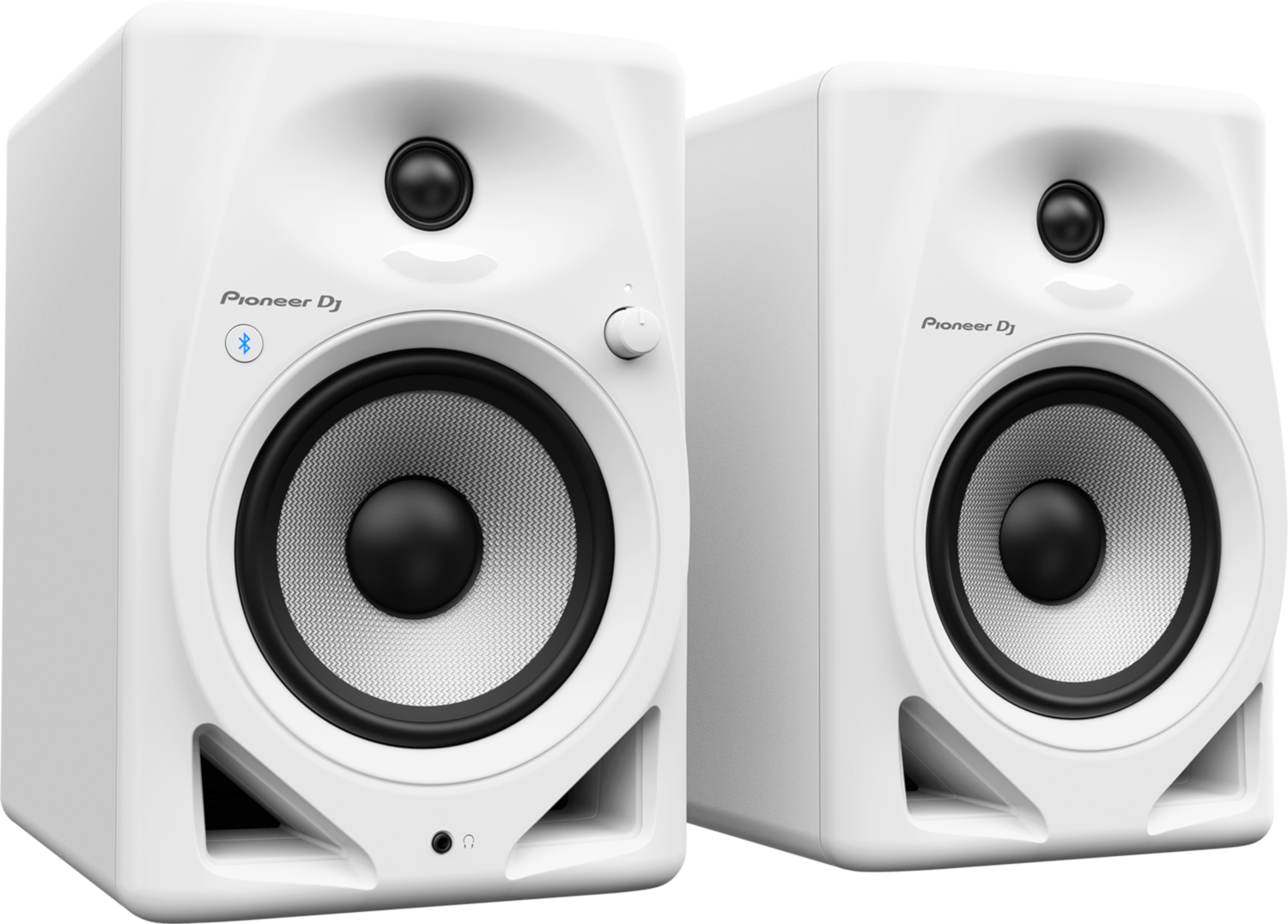 Twee witte Pioneer DJ-luidsprekers. Elk heeft een zwarte luidspreker en een volumeknop. Zwarte achtergrond.