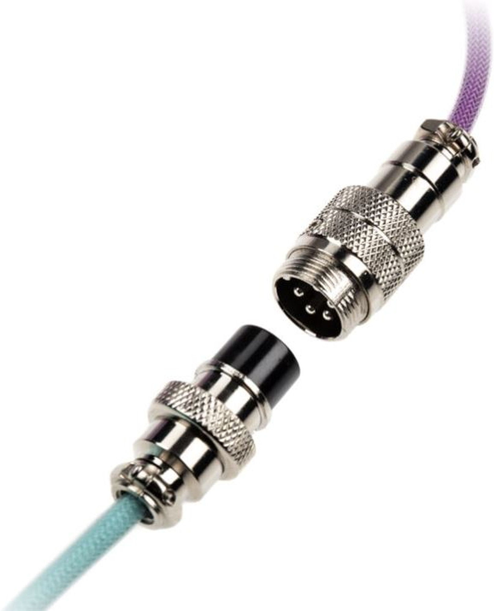 Zwei silberne Stecker mit Drähten sind getrennt. Die Enden sind detailliert mit Stiften.