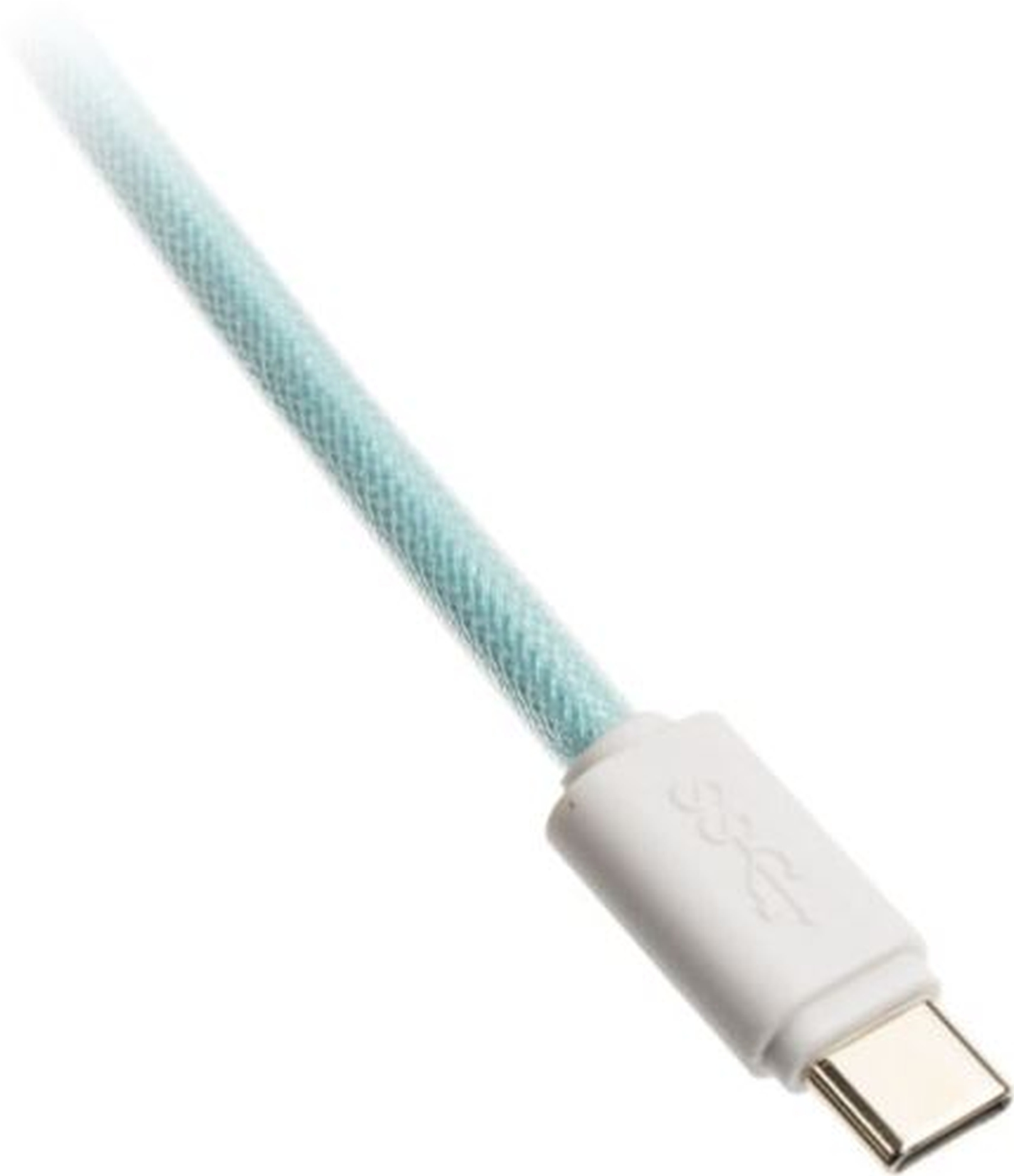 Ein hellblaues USB-C-Kabel mit weißem Stecker, diagonal auf weißem Hintergrund angeordnet.