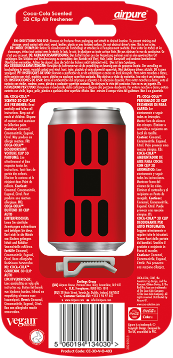 Coca-Cola autó illatosító hátulja. Több nyelven szöveg a termék részleteivel és utasításaival.