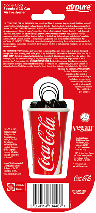 Egy Coca-Cola autós légfrissítő hátoldala, termékinformációkkal.