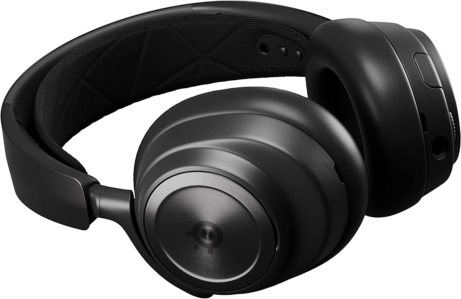 Auriculares negros con acabado mate. Los auriculares son grandes y circulares. Fondo blanco.