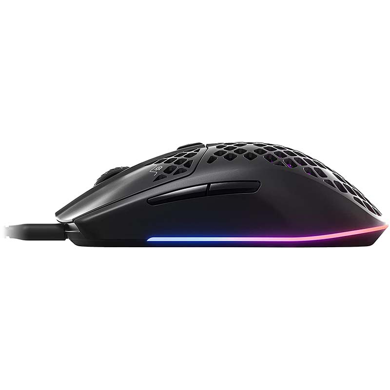 Ratón gaming negro con diseño de panal y luces RGB en el borde inferior.